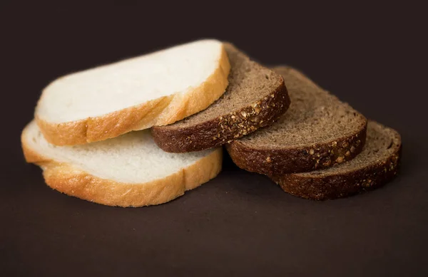 Masada taze ekmek var.