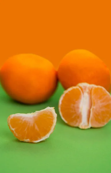 Orange mandariner på grön bakgrund — Stockfoto