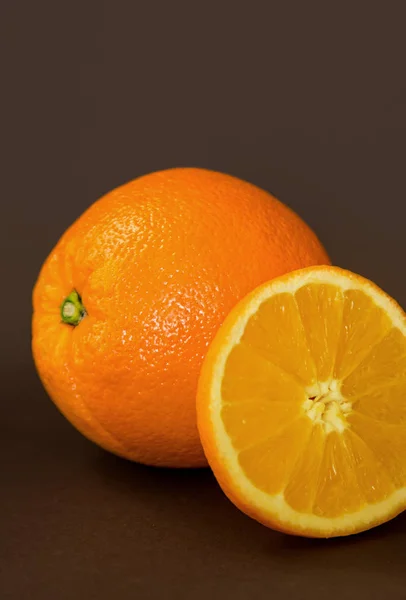 Mogen orange på bordet — Stockfoto