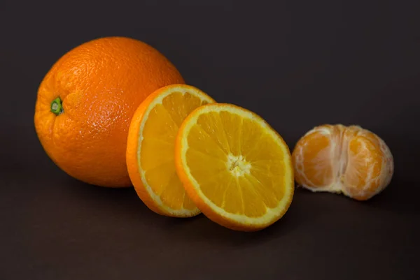 Mogen orange på bordet — Stockfoto