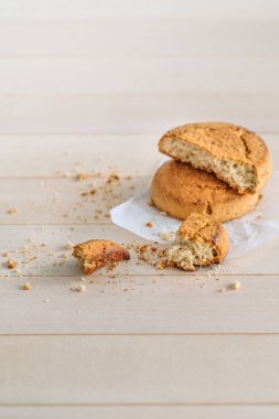 Ahşap bir masa üzerinde taze lezzetli kurabiyeler.