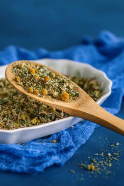 Tıbbi infüzyon yapmak için papatya çiçeği 