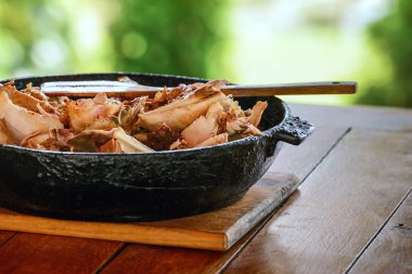 Marine edilmiş ızgara et (kebap) metal şiş üzerinde tavuk ızgara. Barbekü Izgara. Siyah bir tavada servis et dilimleri