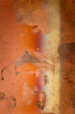 Çizikler ve lekeleri arka planda paslı metal doku.