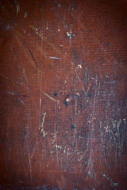 Soyut kahverengi doku lekeleri, çizikler ve scuffs yaş ile. Yüzey kenarlarında vinyet. Çok renkli ayaklarını sürüyerek yürümek ve siyah, sarı ve mavi boya konturları üzerinde bir retro çanta.