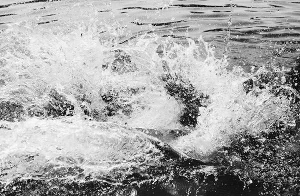 Salpico de água em uma queda de água. Conceito de liberdade — Fotografia de Stock