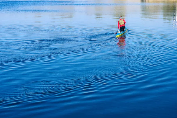 Mulher remando com canoa no rio azul em um dia ensolarado. Canoagem de mulheres jovens. Caiaque. Pessoas andando de caiaque no rio Dnieper. Atividades na água. — Fotografia de Stock