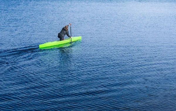 Mulher remando com canoa no rio azul em um dia ensolarado. Canoagem de mulheres jovens. Caiaque. Pessoas andando de caiaque no rio Dnieper. Atividades sobre a água. O conceito de um modo de vida. — Fotografia de Stock