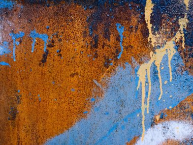 Boyalı suluboya renkli doku soyut. Kırık boya metal bir yüzeye. Mavi sarı doku grunge çatlaklar. Kaba boya geçişleri ile parlak kentsel arka plan. 