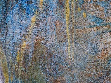 Boyalı suluboya renkli doku soyut. Kırık boya bir beton çimento yüzeyi. Mavi Kırmızı Sarı doku grunge ile çatlaklar. Kaba boya geçişleri ile parlak kentsel arka plan. 