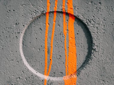 Bir çemberin ortasında doku. Beton duvar gri dikey çizgiler ve noktalar boya ile