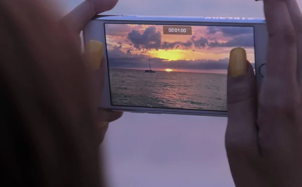 Захід сонця на екрані телефону — стокове фото