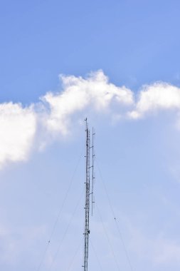 Mavi kablosuz iletişim istasyonu ya da antenler 