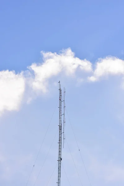 Estación de comunicación o antenas tecnología inalámbrica con azul —  Fotos de Stock