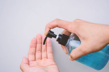 Dezenfekte edici alkol jeliyle ellerini yıkamak ellerini ovuşturmak, temiz eller, hijyen, koronavirüs ya da covid-19 salgınının önlenmesi..