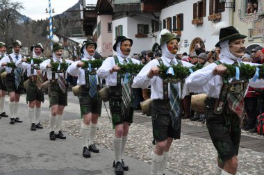 Bayern 'deki Gruppe beim geleneksel Fasnachtumzug