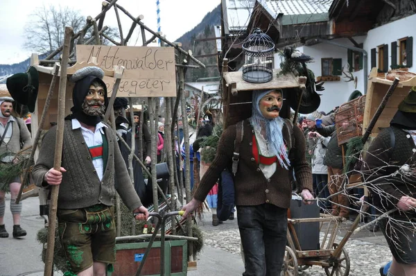 Zwei Verkleidete Personen Beim Fasnachtumzug Баварии — стоковое фото