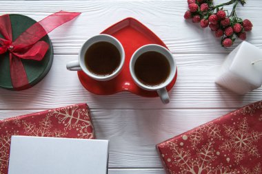 Yeni yıl ve Sevgililer günü ile iki çay bardaklarından heartsaped tabağa ayarla 