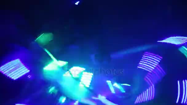 Spectacle de lumière de danse tribale du ventre. Fille dansant dans une boîte de nuit  