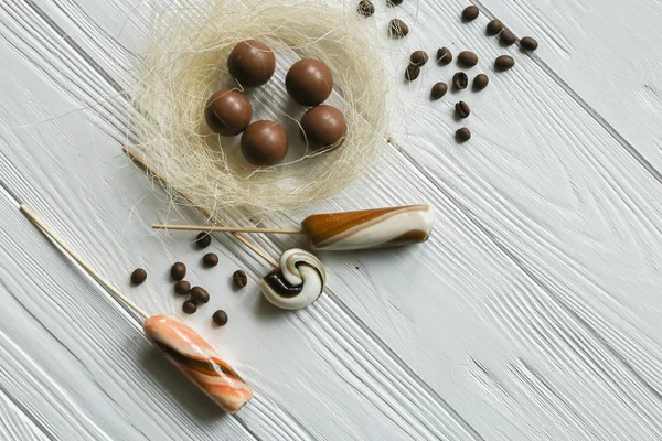 Conjunto de granos de café y dulces de chocolate. Fondo de madera blanca. Espacio para texto — Foto de Stock