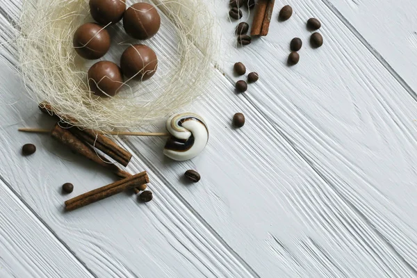 Conjunto de granos de café y dulces de chocolate. Fondo de madera blanca. Espacio para texto — Foto de Stock
