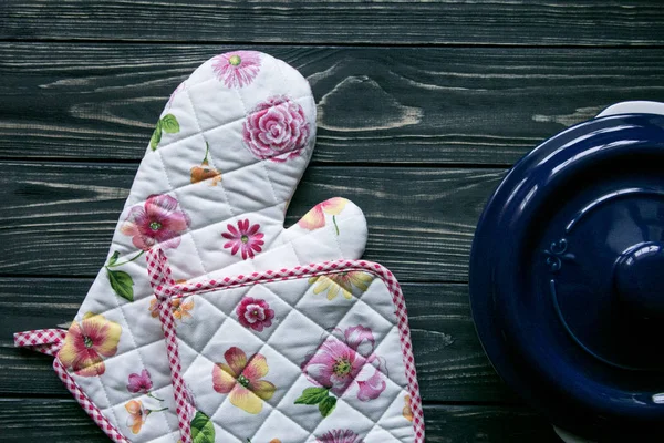 Mutfak Tekstil, mutfak eşyaları ve koyu gri ahşap arka plan üzerinde bir pot 