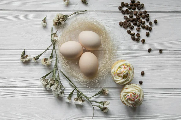 Osterkomposition mit Eiern und getrockneten violetten Blütenblättern. Raum für Text — Stockfoto