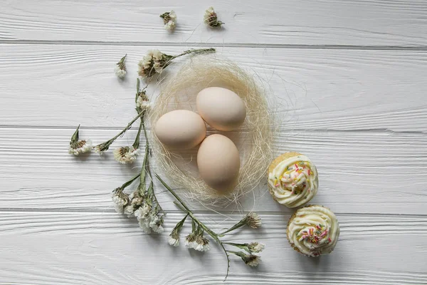 Osterkomposition mit Eiern und getrockneten violetten Blütenblättern. Raum für Text — Stockfoto