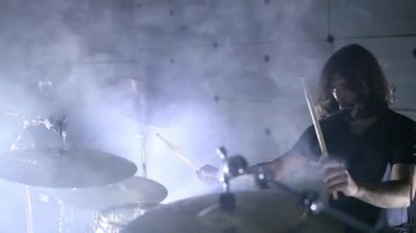 Provalarda davulcu. Duman arka plan