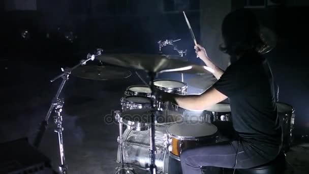 Le batteur joue de la batterie dans une pièce sombre — Video