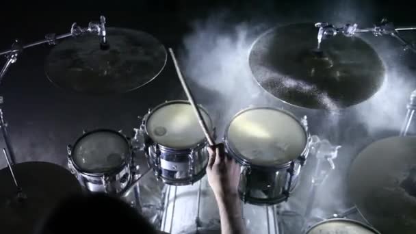 Baterista toca bateria em um quarto escuro — Vídeo de Stock