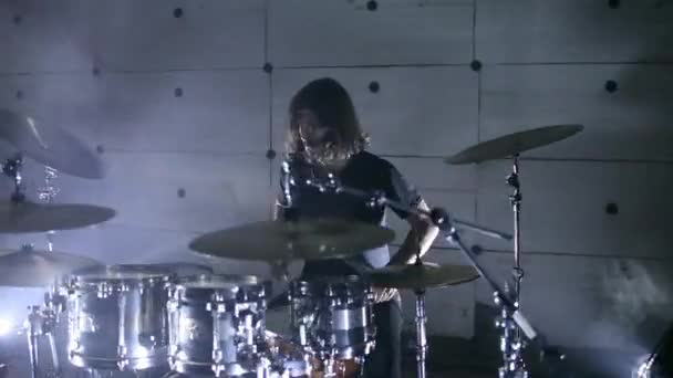Барабанщик играет на барабанах в темной комнате — стоковое видео