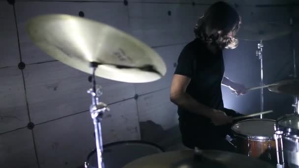 Le batteur joue de la batterie dans une pièce sombre — Video