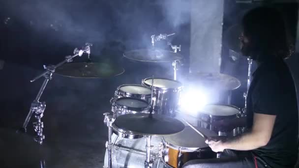 Baterista tocando la batería en el hangar. Fondo de humo — Vídeos de Stock