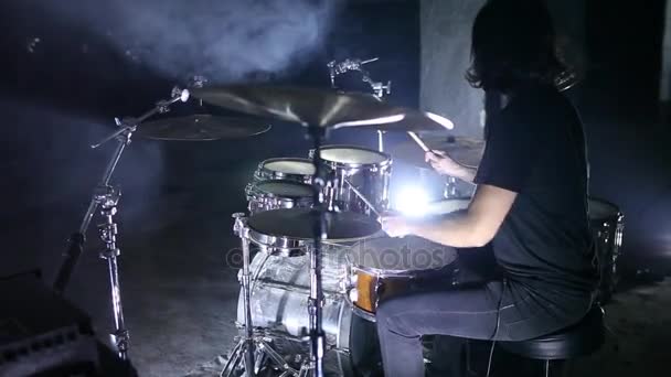 Bubeník hraje na bicí v hangáru. Kouřové pozadí — Stock video