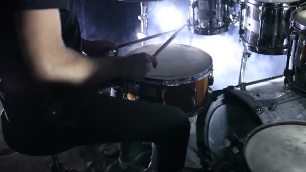 Baterista tocando bateria no hangar — Vídeo de Stock