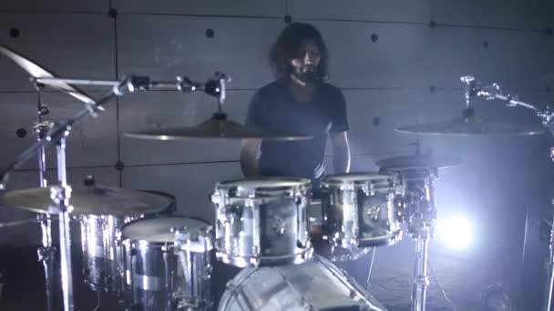 Drummer drummen in de loods. Rook achtergrond — Stockvideo