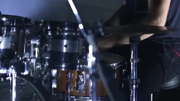 Baterista tocando bateria no hangar — Vídeo de Stock