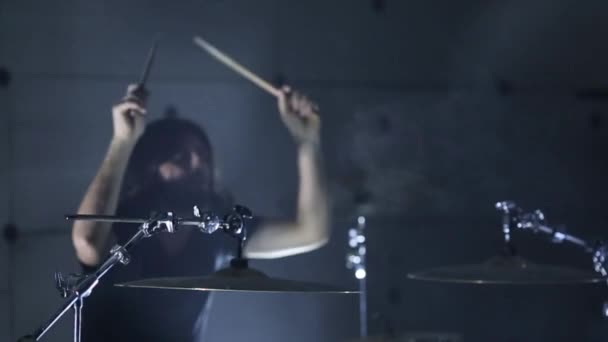 Барабанщик грає на барабанах в темній кімнаті. Повільний рух — стокове відео