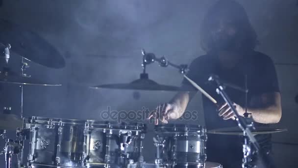 O baterista toca bateria num quarto escuro. Movimento lento. Fundo de fumo — Vídeo de Stock