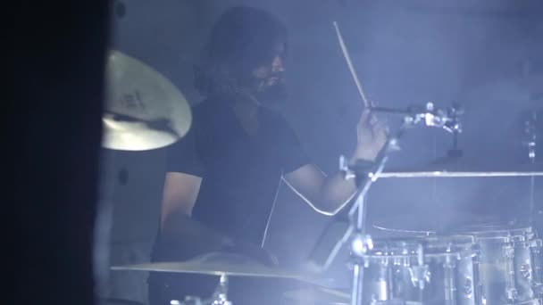 Барабанщик играет на барабанах в темной комнате. Медленное движение — стоковое видео