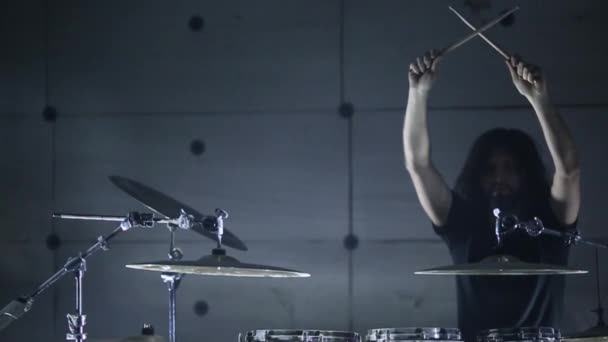 Il batterista suona la batteria in una stanza buia. Rallentatore — Video Stock