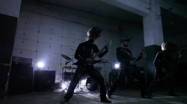 Hangarda oynarken gitaristler