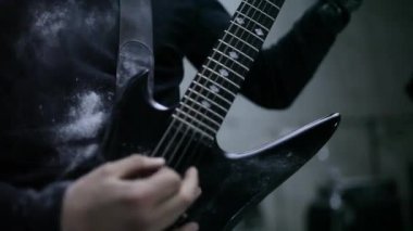 Tellere parmak gitarist