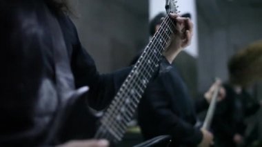 Tellere parmak gitarist