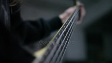 Tellere parmak bas gitarist