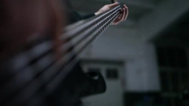 Tellere parmak bas gitarist