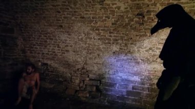Plague Doktor hasta ekmek atar 