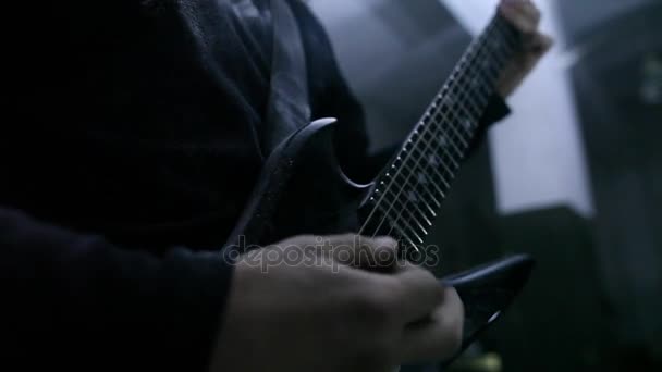 Guitarrista dedilhado as cordas — Vídeo de Stock