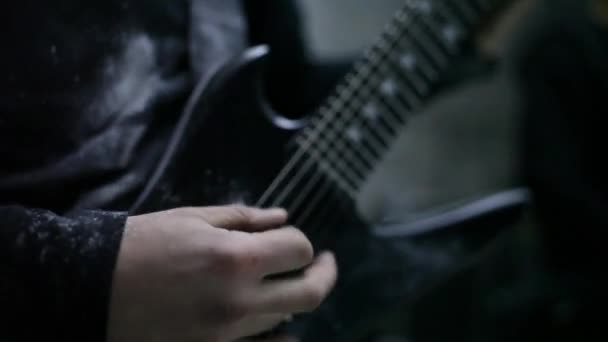 Gitarrist greift in die Saiten — Stockvideo